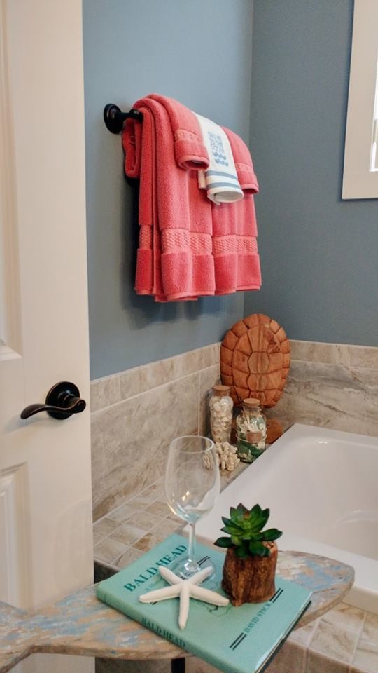 Exempel på ett stort amerikanskt en-suite badrum, med luckor med infälld panel, vita skåp, ett platsbyggt badkar, en toalettstol med hel cisternkåpa, blå väggar, ett undermonterad handfat, granitbänkskiva, vitt golv och dusch med gångjärnsdörr