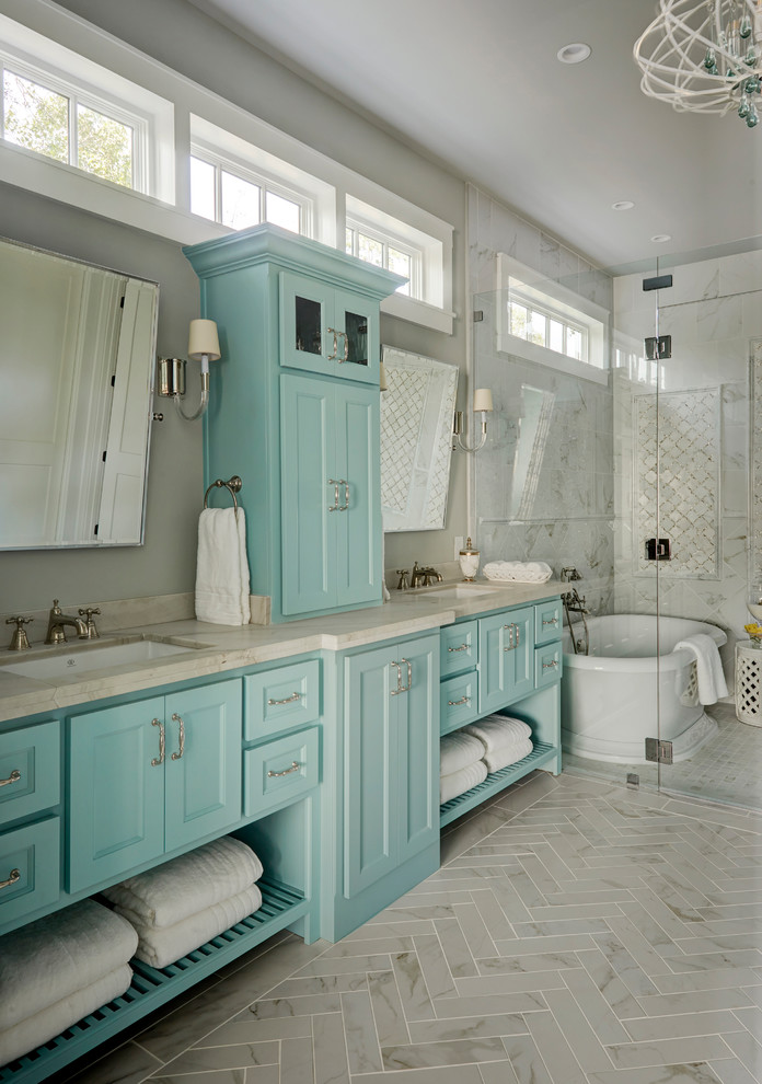 Стильный дизайн: главная ванная комната среднего размера в классическом стиле с фасадами с утопленной филенкой, зелеными фасадами, душем в нише, серыми стенами, мраморным полом, врезной раковиной, мраморной столешницей, серым полом, душем с распашными дверями и отдельно стоящей ванной - последний тренд