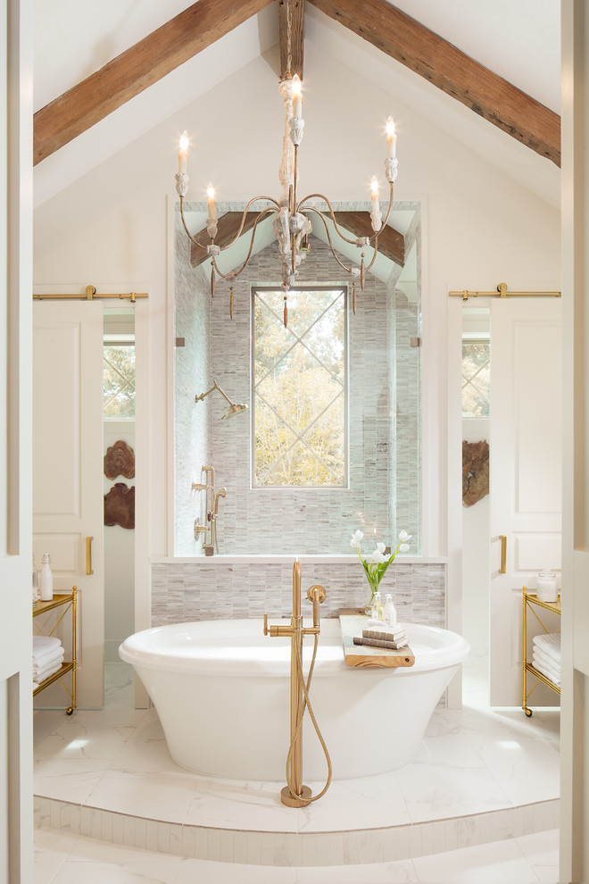 Immagine di una stanza da bagno tradizionale con pareti bianche