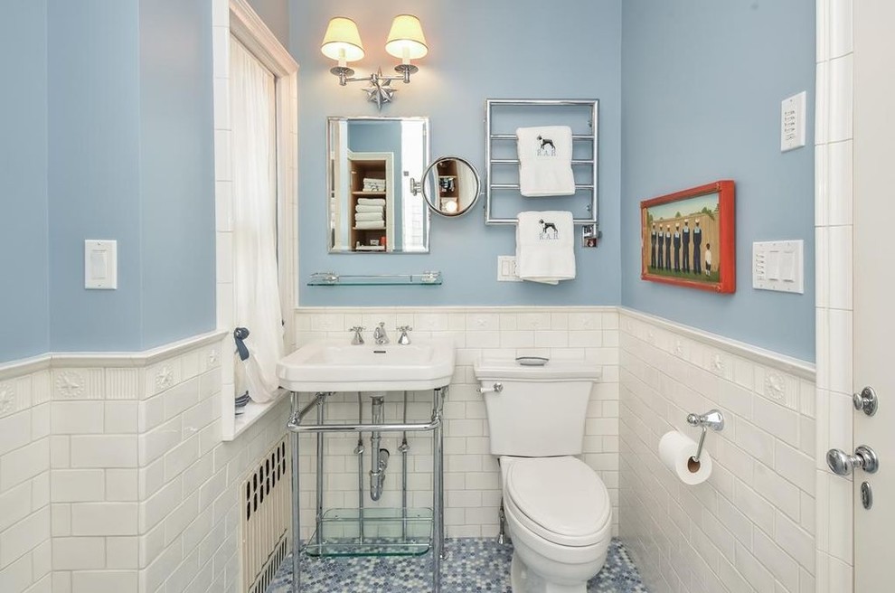 Kleines Klassisches Badezimmer En Suite mit Toilette mit Aufsatzspülkasten, blauen Fliesen, Keramikfliesen, blauer Wandfarbe, Keramikboden, Sockelwaschbecken, offenen Schränken und buntem Boden in Sonstige