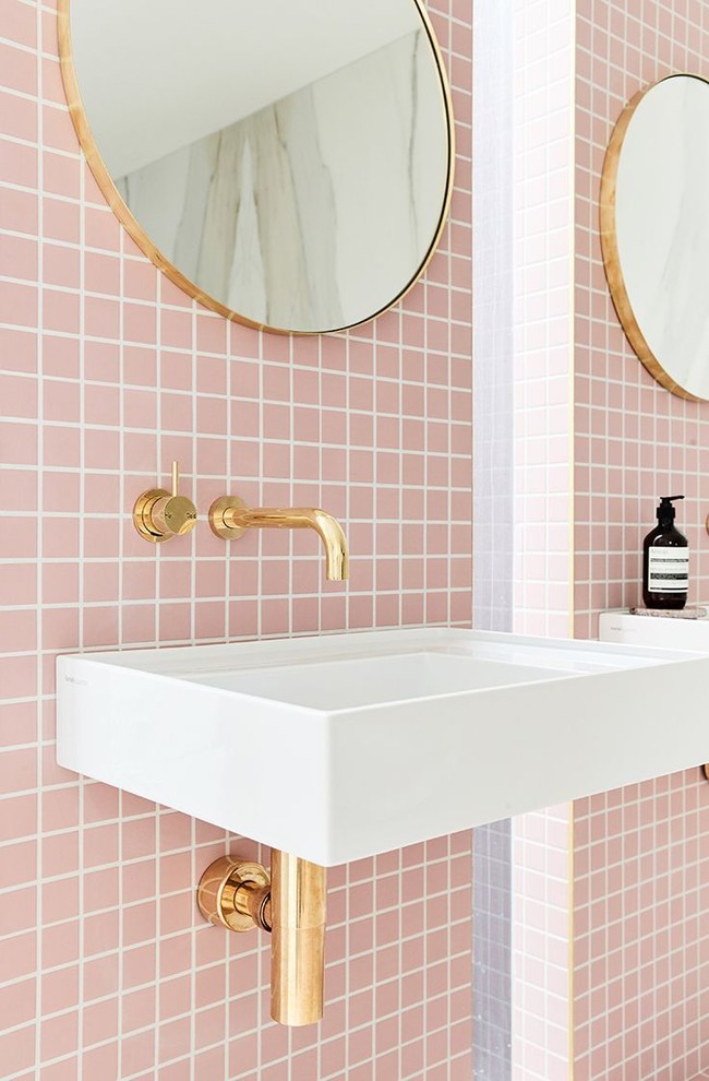 Пример оригинального дизайна: главная ванная комната среднего размера в классическом стиле с розовой плиткой, керамической плиткой, розовыми стенами, подвесной раковиной и открытыми фасадами