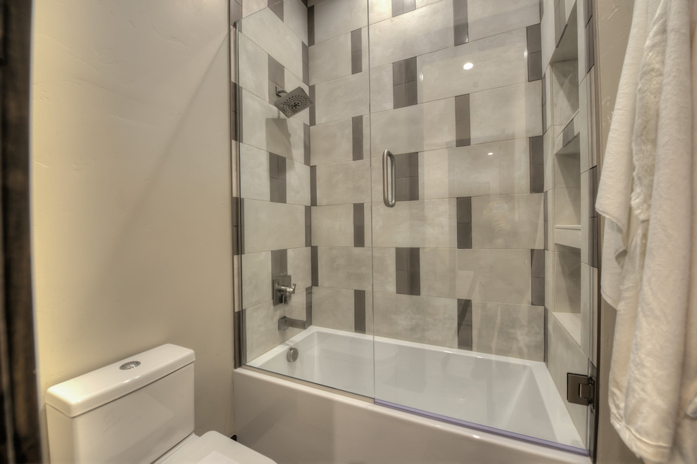 Idee per una piccola stanza da bagno tradizionale con vasca da incasso, vasca/doccia, WC a due pezzi e porta doccia a battente