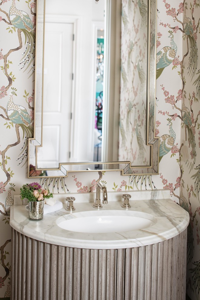 Ispirazione per una stanza da bagno minimal con vasca/doccia, lavabo sottopiano, top in marmo e top bianco