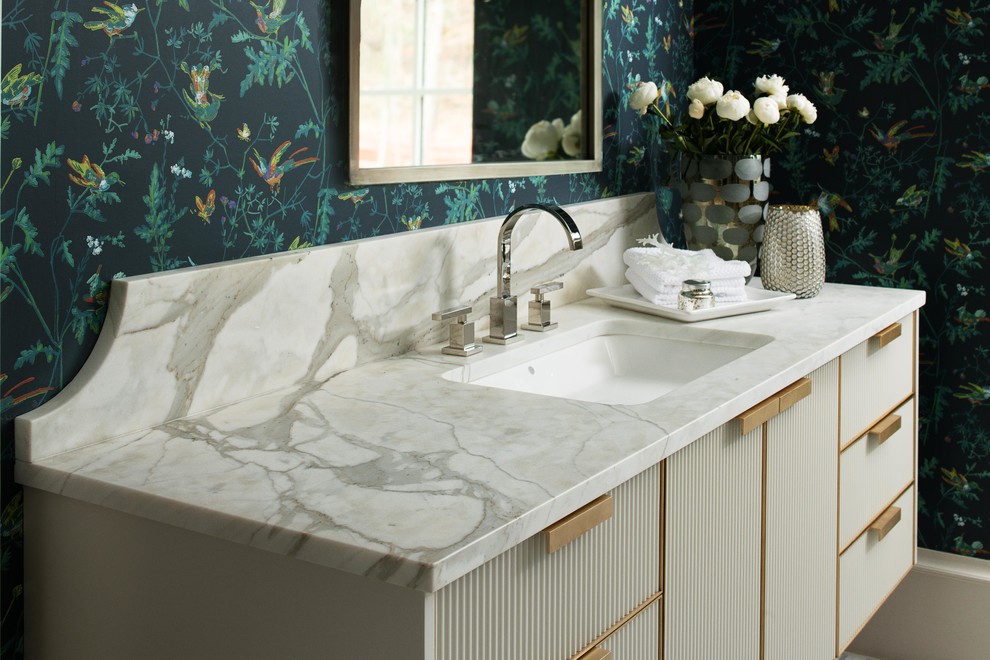 Diseño de cuarto de baño contemporáneo con combinación de ducha y bañera, lavabo bajoencimera, encimera de mármol y encimeras blancas