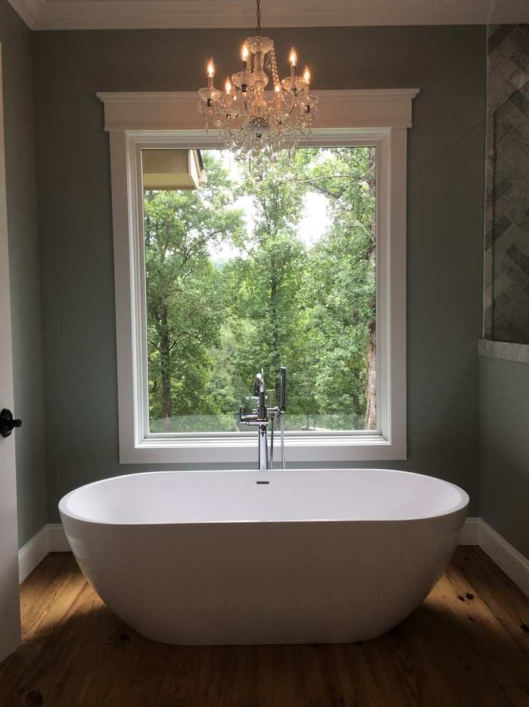 Свежая идея для дизайна: большая главная ванная комната в современном стиле с отдельно стоящей ванной - отличное фото интерьера