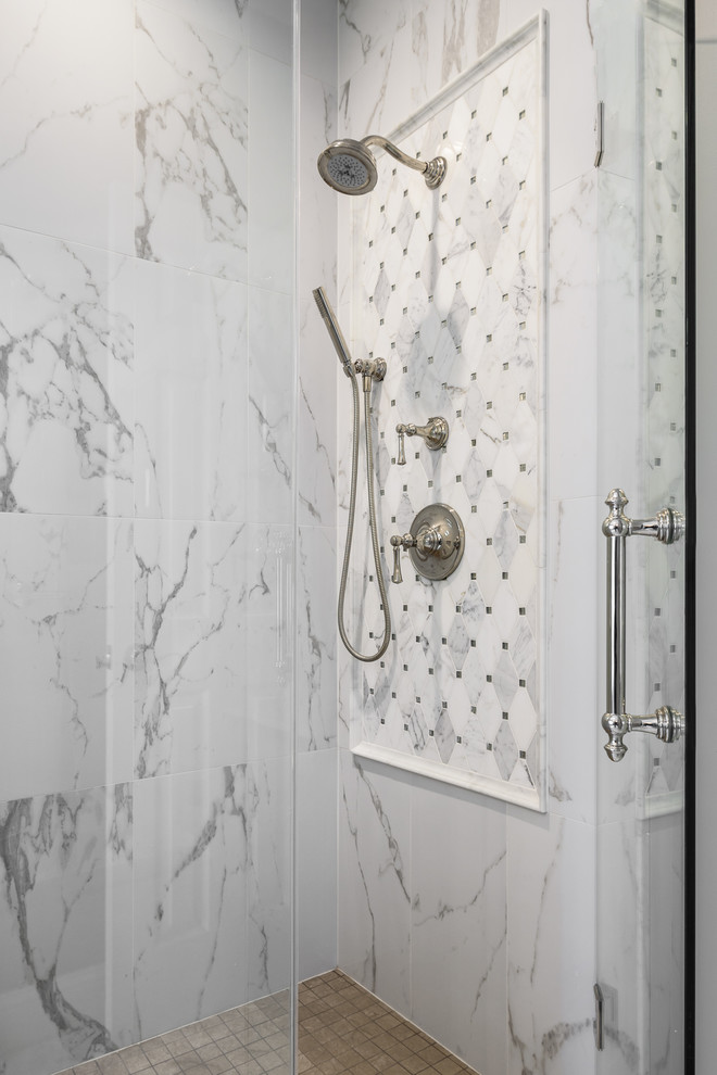 Foto på ett stort vintage turkos en-suite badrum, med möbel-liknande, skåp i mörkt trä, ett fristående badkar, vit kakel, marmorkakel, grå väggar, marmorgolv, ett undermonterad handfat, marmorbänkskiva och vitt golv