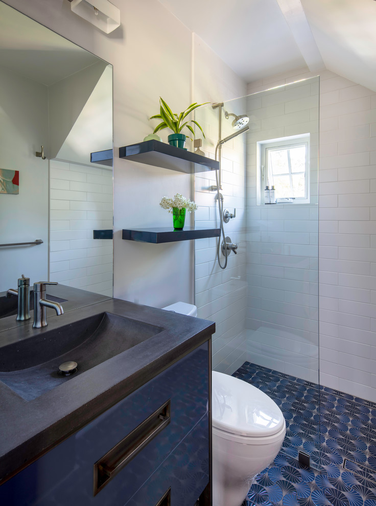 На фото: маленькая ванная комната в стиле неоклассика (современная классика) с фасадами островного типа, синими фасадами, душем без бортиков, раздельным унитазом, белой плиткой, керамической плиткой, белыми стенами, полом из керамической плитки, монолитной раковиной, столешницей из бетона, разноцветным полом, открытым душем и черной столешницей для на участке и в саду с