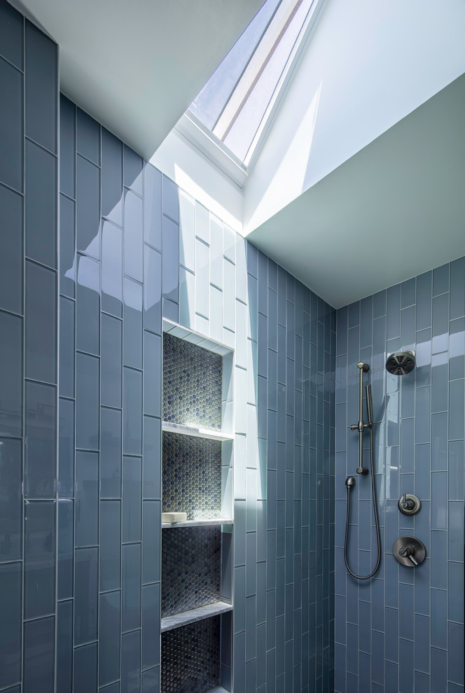 На фото: большая главная ванная комната в стиле неоклассика (современная классика) с синими фасадами, душем без бортиков, раздельным унитазом, белой плиткой, керамической плиткой, белыми стенами, полом из керамической плитки, монолитной раковиной, столешницей из бетона, разноцветным полом, открытым душем и черной столешницей