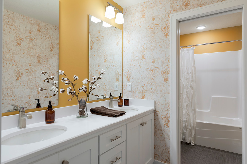 Exempel på ett stort vit vitt badrum för barn, med släta luckor, vita skåp, en dusch/badkar-kombination, orange väggar, klinkergolv i keramik, ett undermonterad handfat, bänkskiva i kvarts, grått golv och dusch med duschdraperi