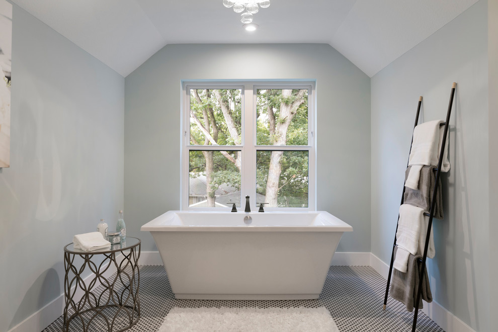 Idéer för att renovera ett stort vintage en-suite badrum, med ett fristående badkar, klinkergolv i keramik och flerfärgat golv