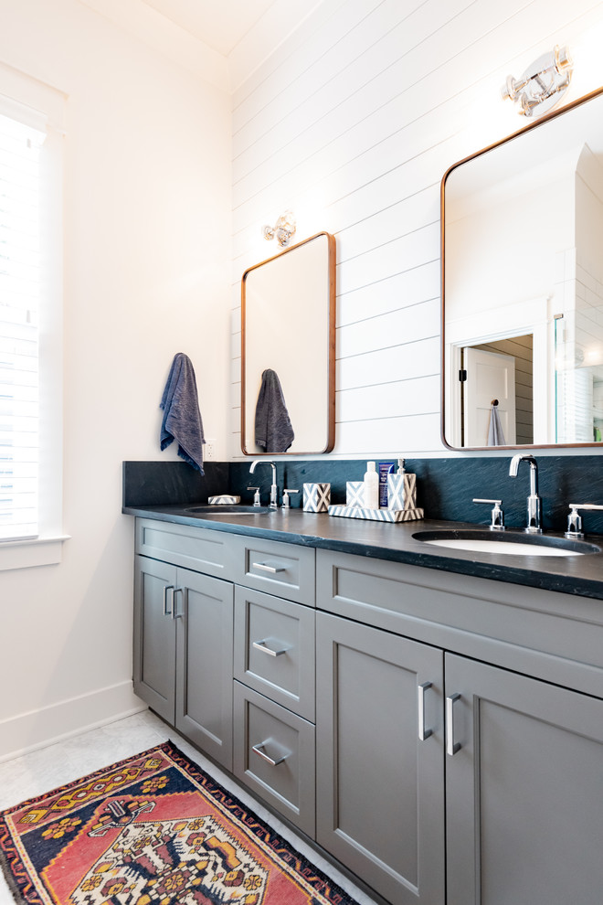 Ejemplo de cuarto de baño contemporáneo de tamaño medio con armarios estilo shaker y puertas de armario grises