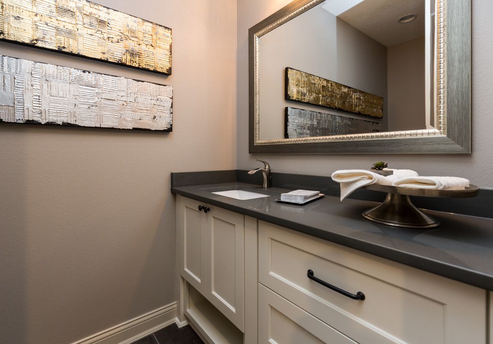 Modelo de cuarto de baño clásico renovado de tamaño medio con armarios estilo shaker, puertas de armario blancas, paredes grises, aseo y ducha, lavabo bajoencimera, encimera de acrílico y encimeras negras