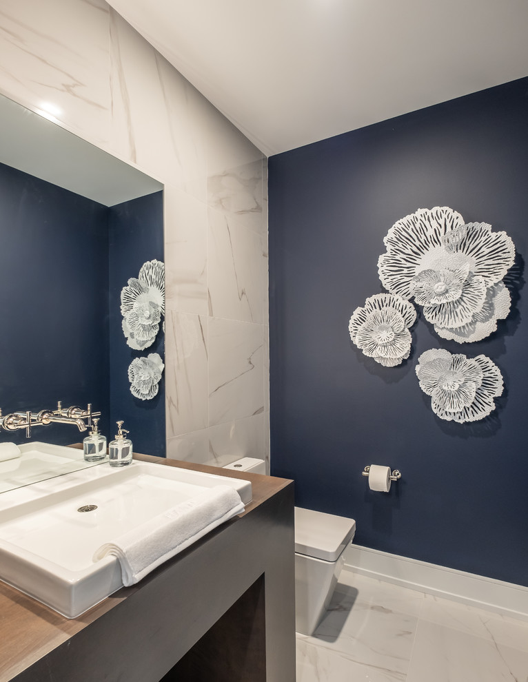 Idéer för ett stort modernt grå badrum med dusch, med möbel-liknande, grå skåp, en toalettstol med hel cisternkåpa, grå kakel, keramikplattor, blå väggar, klinkergolv i keramik, ett nedsänkt handfat, träbänkskiva och vitt golv