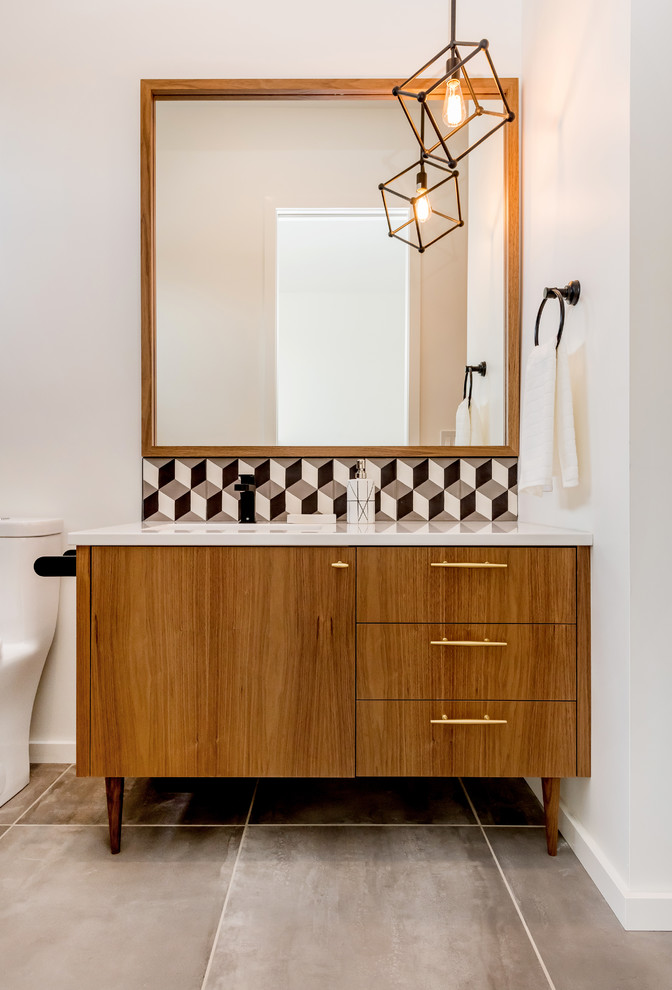 Идея дизайна: ванная комната среднего размера в стиле ретро с плоскими фасадами, фасадами цвета дерева среднего тона, ванной в нише, душем над ванной, унитазом-моноблоком, разноцветной плиткой, керамической плиткой, белыми стенами, полом из керамической плитки, душевой кабиной, врезной раковиной, столешницей из кварцита, серым полом, шторкой для ванной и белой столешницей