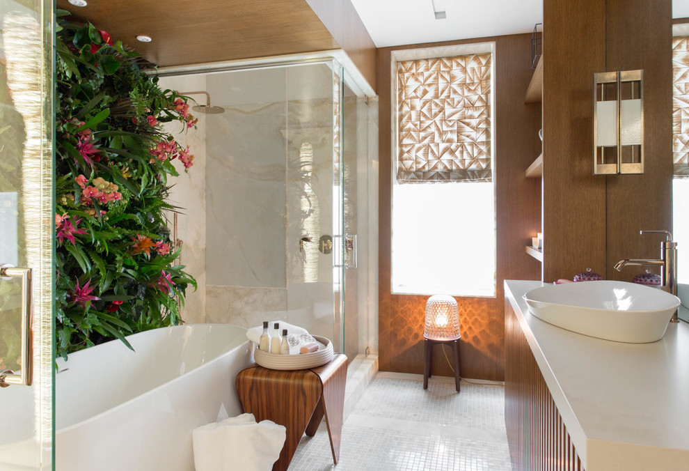 Стильный дизайн: главная ванная комната в белых тонах с отделкой деревом в стиле фьюжн с открытыми фасадами, темными деревянными фасадами, отдельно стоящей ванной, угловым душем, разноцветными стенами, настольной раковиной, белым полом, душем с распашными дверями и бежевой столешницей - последний тренд