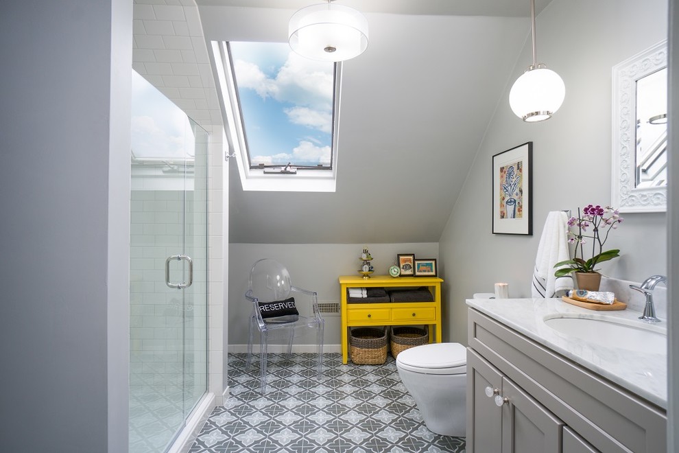 Пример оригинального дизайна: ванная комната в современном стиле с фасадами с утопленной филенкой, серыми фасадами, серыми стенами, врезной раковиной и серым полом