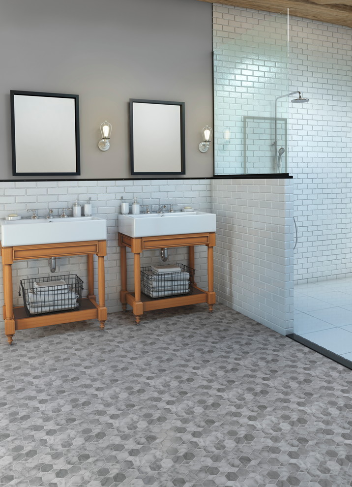 Idéer för att renovera ett stort funkis en-suite badrum, med möbel-liknande, skåp i mellenmörkt trä, ett fristående badkar, en toalettstol med hel cisternkåpa, vit kakel, tunnelbanekakel, bruna väggar, vinylgolv, grått golv och med dusch som är öppen