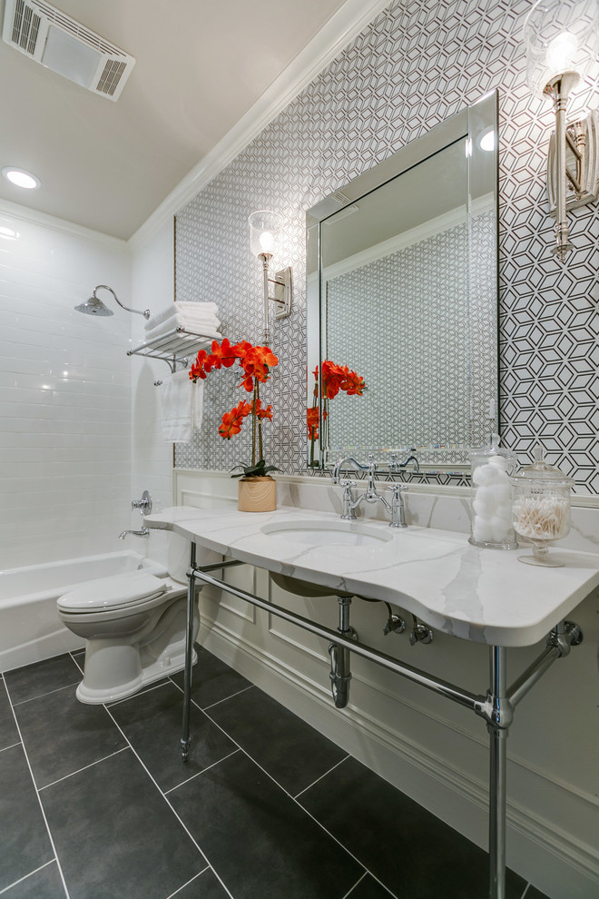 Пример оригинального дизайна: ванная комната в стиле кантри с ванной в нише, душем над ванной, раздельным унитазом, разноцветными стенами, душевой кабиной, консольной раковиной, черным полом, серой столешницей и зеркалом с подсветкой