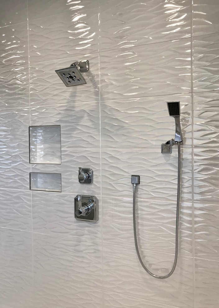 На фото: главная ванная комната в стиле неоклассика (современная классика) с открытым душем