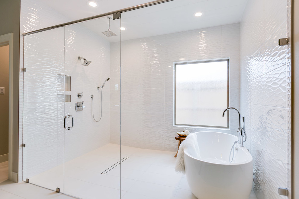 На фото: главная ванная комната в стиле кантри с белыми фасадами, душем над ванной и врезной раковиной