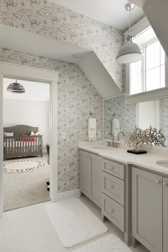 Klassisk inredning av ett stort vit vitt badrum för barn, med grå skåp, grå väggar, ett undermonterad handfat, bänkskiva i kvarts, skåp i shakerstil, mosaikgolv och vitt golv