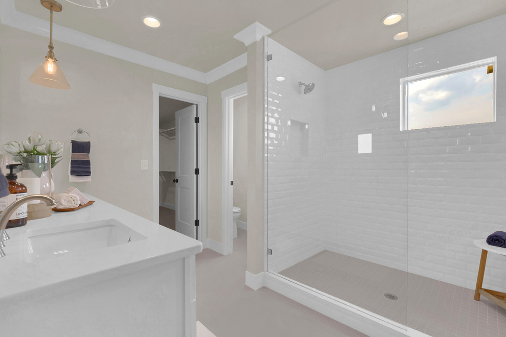Aménagement d'une salle de bain principale avec une douche ouverte, un sol en carrelage de céramique, un lavabo encastré, un plan de toilette en quartz modifié, un sol beige, un plan de toilette blanc et aucune cabine.