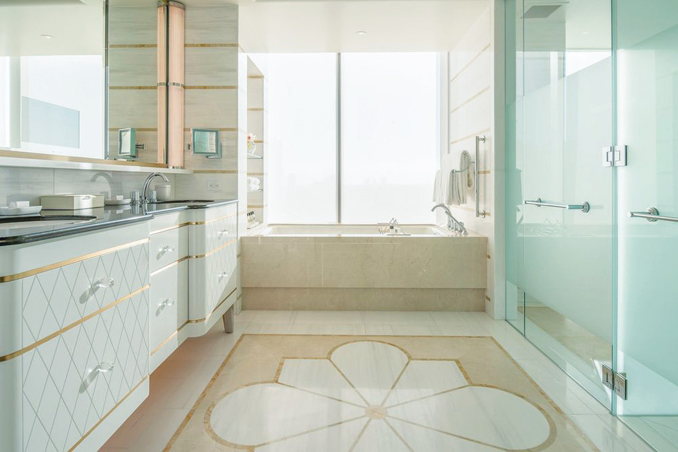 На фото: большая главная ванная комната в стиле модернизм с белыми фасадами, ванной в нише, разноцветной плиткой, мраморной плиткой, разноцветными стенами, мраморным полом, врезной раковиной, мраморной столешницей, разноцветным полом, душем с распашными дверями, черной столешницей, фасадами с декоративным кантом и душем в нише