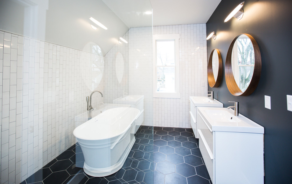 Inspiration för stora klassiska en-suite badrum, med släta luckor, vita skåp, ett fristående badkar, våtrum, vit kakel, keramikplattor, bruna väggar, klinkergolv i keramik, svart golv och med dusch som är öppen