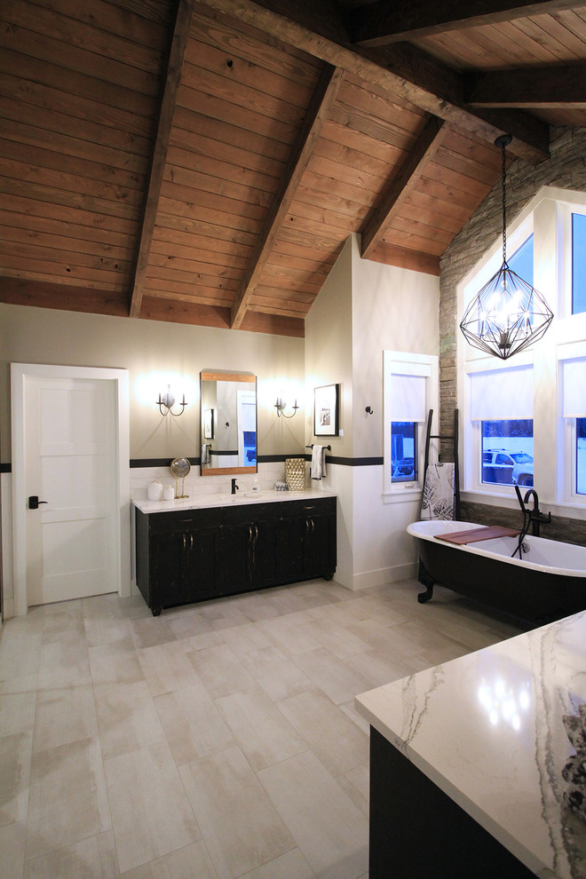 Idée de décoration pour une grande salle de bain principale chalet en bois foncé avec un placard avec porte à panneau encastré, une baignoire sur pieds, un mur gris, un sol en carrelage de porcelaine, un lavabo encastré, un plan de toilette en marbre, un sol beige et un plan de toilette blanc.