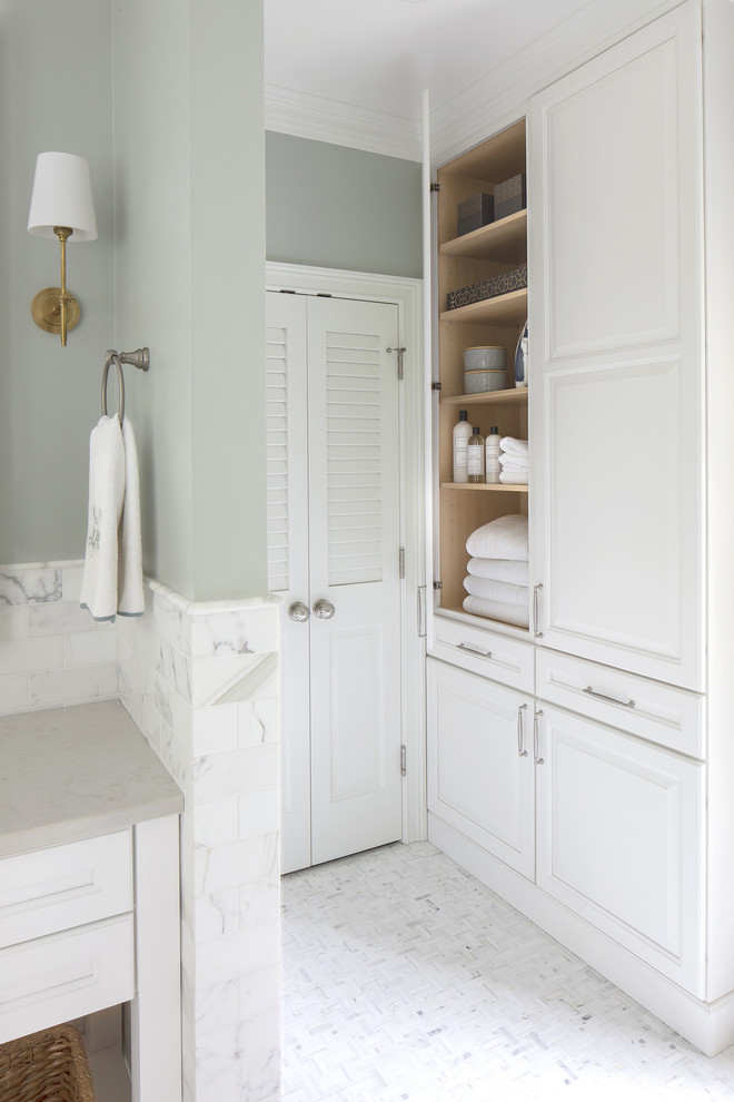 Ejemplo de cuarto de baño principal tradicional de tamaño medio con puertas de armario grises