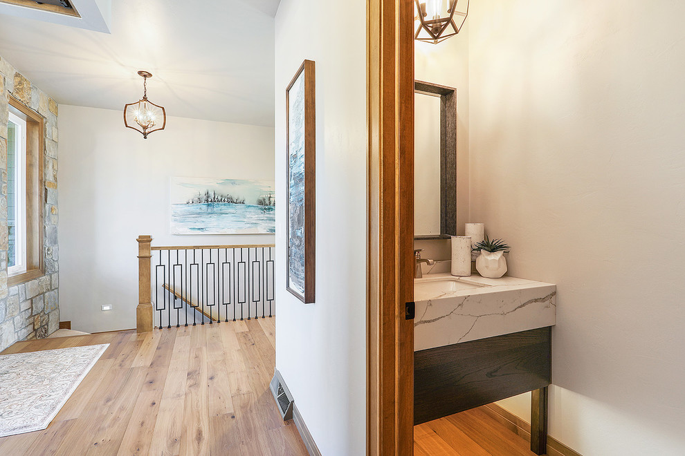Inspiration pour une petite salle de bain bohème en bois foncé avec un carrelage gris, un sol en bois brun, un plan de toilette en quartz modifié et un sol marron.