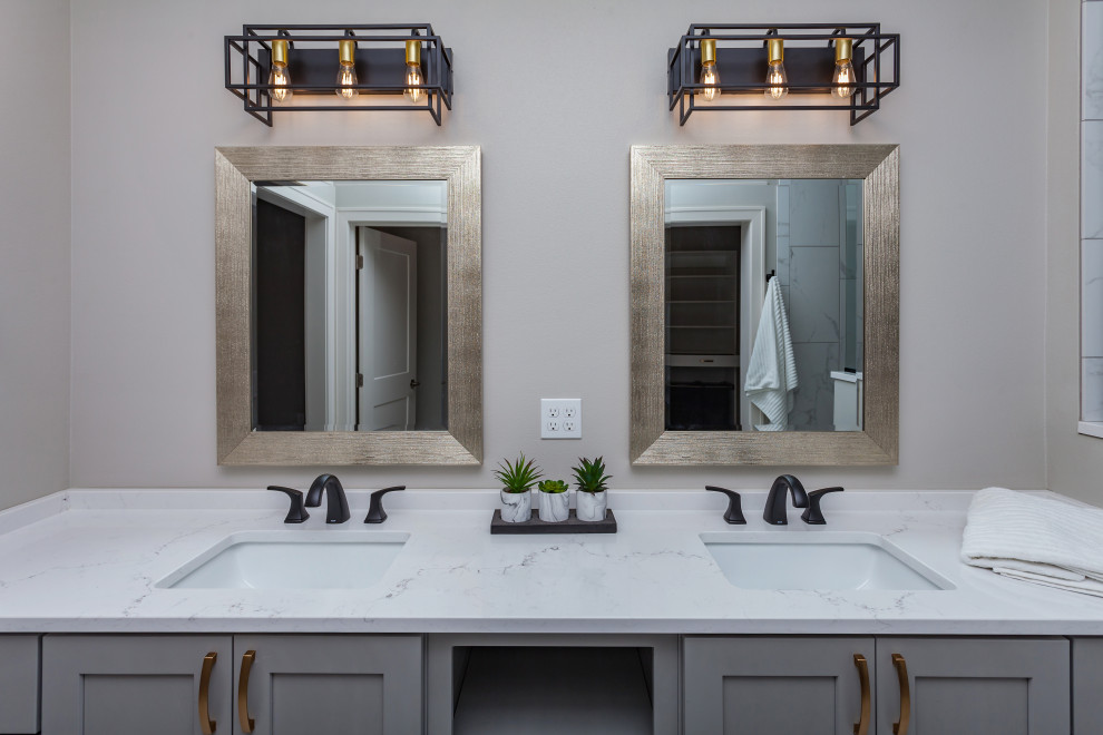 Foto på ett mellanstort vintage vit en-suite badrum, med skåp i shakerstil, grå skåp, en dusch i en alkov, grå väggar, marmorgolv, ett undermonterad handfat, bänkskiva i kvartsit, vitt golv och med dusch som är öppen