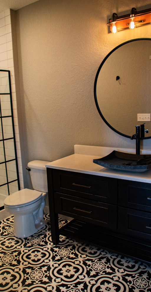 Пример оригинального дизайна: главная ванная комната среднего размера в стиле лофт с фасадами в стиле шейкер, ванной на ножках, унитазом-моноблоком, белой плиткой, столешницей из искусственного кварца, душем с распашными дверями, разноцветной столешницей, черными фасадами, угловым душем, бежевыми стенами, настольной раковиной, керамической плиткой, полом из керамогранита и разноцветным полом