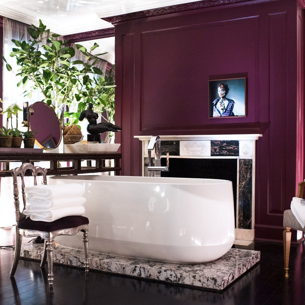 Ispirazione per una stanza da bagno bohémian con vasca freestanding, pareti viola e parquet scuro