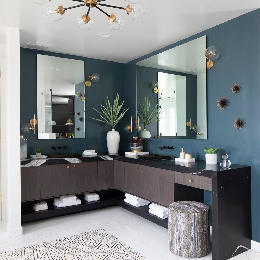 Modelo de cuarto de baño principal bohemio sin sin inodoro con puertas de armario de madera en tonos medios, paredes azules, encimera de cuarzo compacto, suelo blanco y encimeras negras