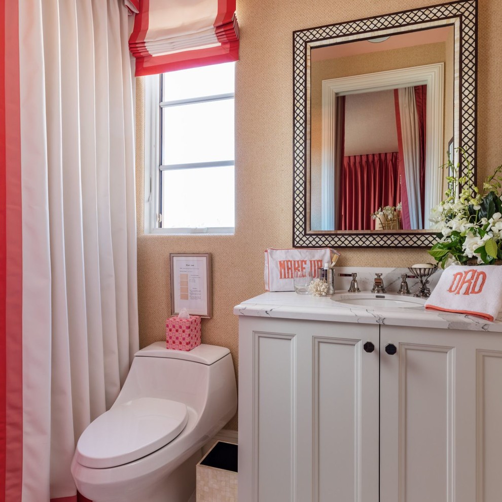 Modelo de cuarto de baño ecléctico con puertas de armario blancas, ducha empotrada, paredes beige, aseo y ducha, encimera de cuarzo compacto, ducha con cortina y encimeras blancas