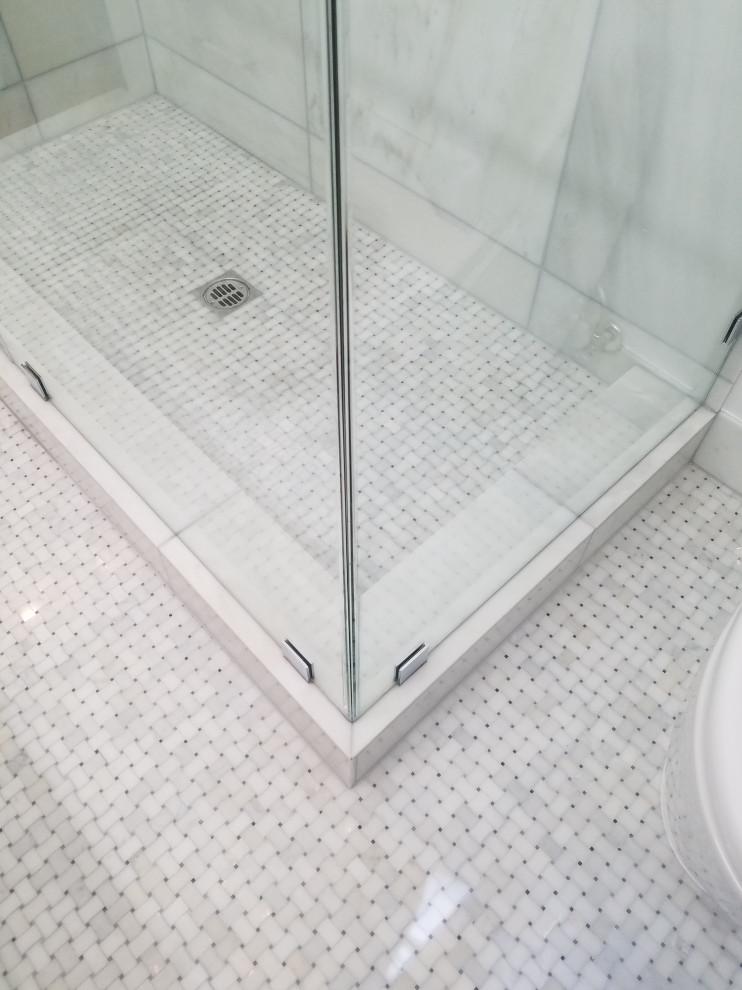 Immagine di una stanza da bagno minimalista con piastrelle grigie e piastrelle di marmo