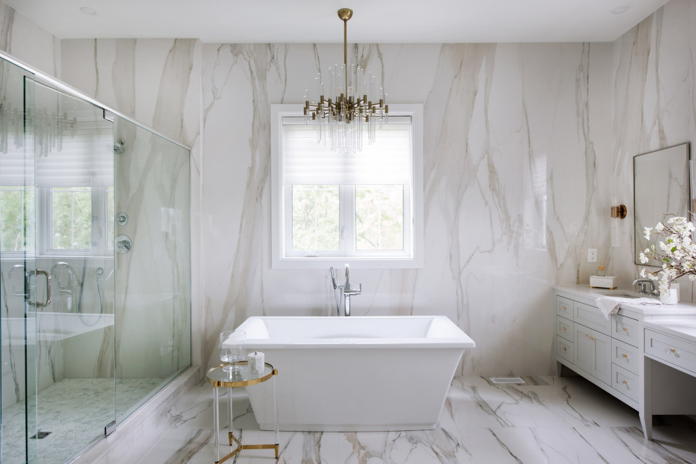 Immagine di una grande stanza da bagno tradizionale con ante bianche, vasca freestanding, piastrelle bianche, pareti bianche, pavimento bianco e top bianco