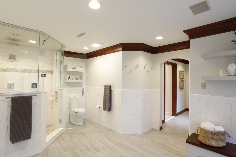 Bild på ett stort vintage vit vitt en-suite badrum, med släta luckor, vita skåp, ett fristående badkar, en hörndusch, vit kakel, vita väggar, ett fristående handfat, bänkskiva i kvartsit, grått golv och dusch med gångjärnsdörr