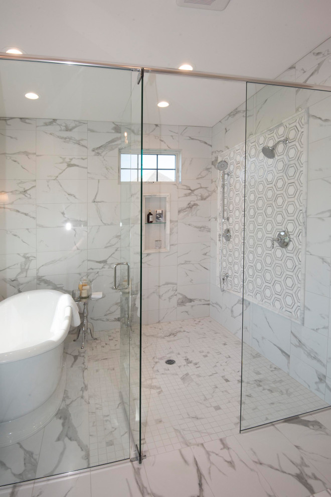Стильный дизайн: большая главная ванная комната в стиле неоклассика (современная классика) с серыми фасадами, отдельно стоящей ванной, душевой комнатой, раздельным унитазом, серой плиткой, мраморной плиткой, белыми стенами, мраморным полом, врезной раковиной, столешницей из искусственного кварца, серым полом, душем с распашными дверями и белой столешницей - последний тренд