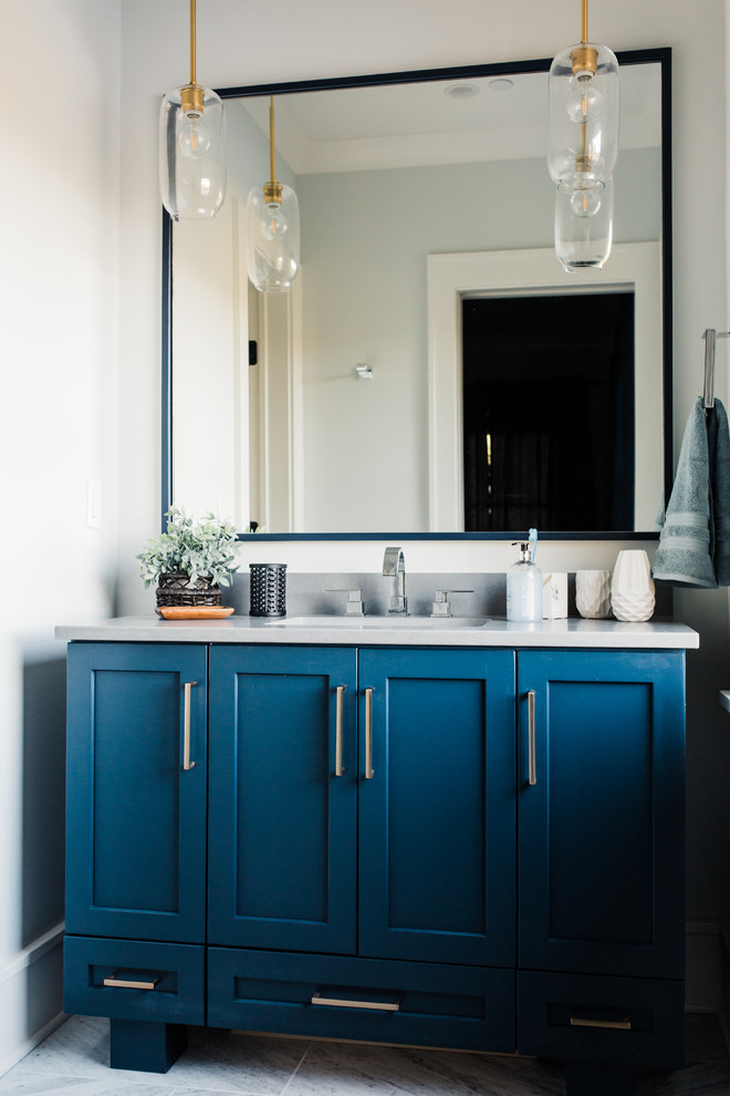 Стильный дизайн: ванная комната в современном стиле с плоскими фасадами, синими фасадами, синими стенами, коричневым полом и белой столешницей - последний тренд