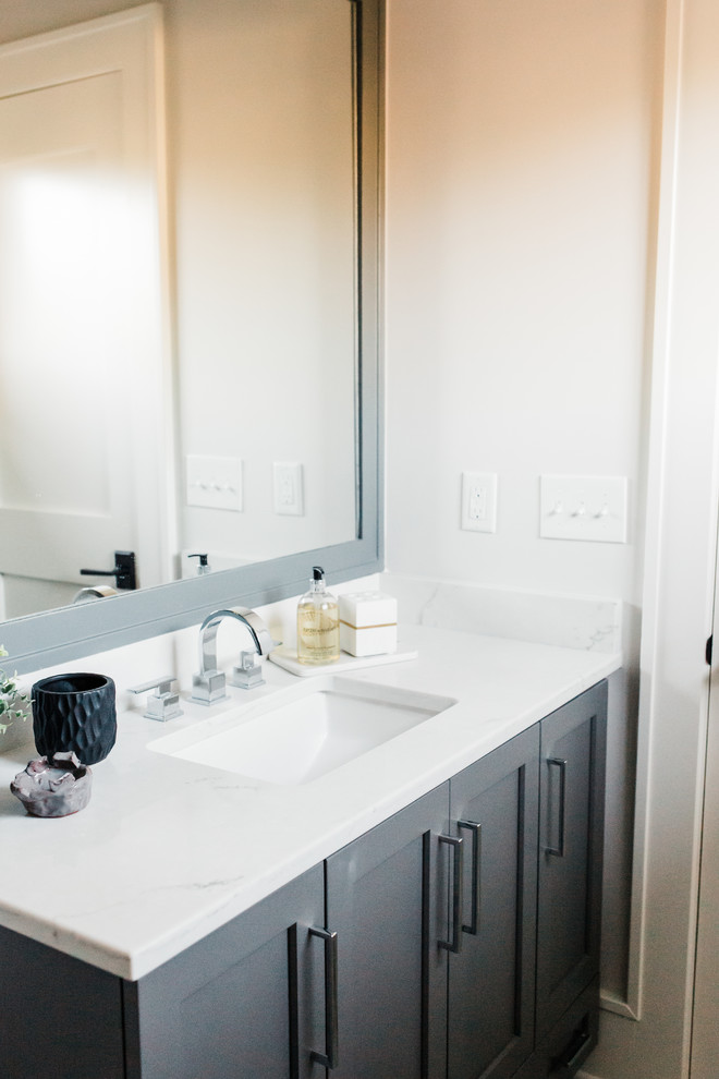 Imagen de cuarto de baño actual con armarios estilo shaker y puertas de armario grises