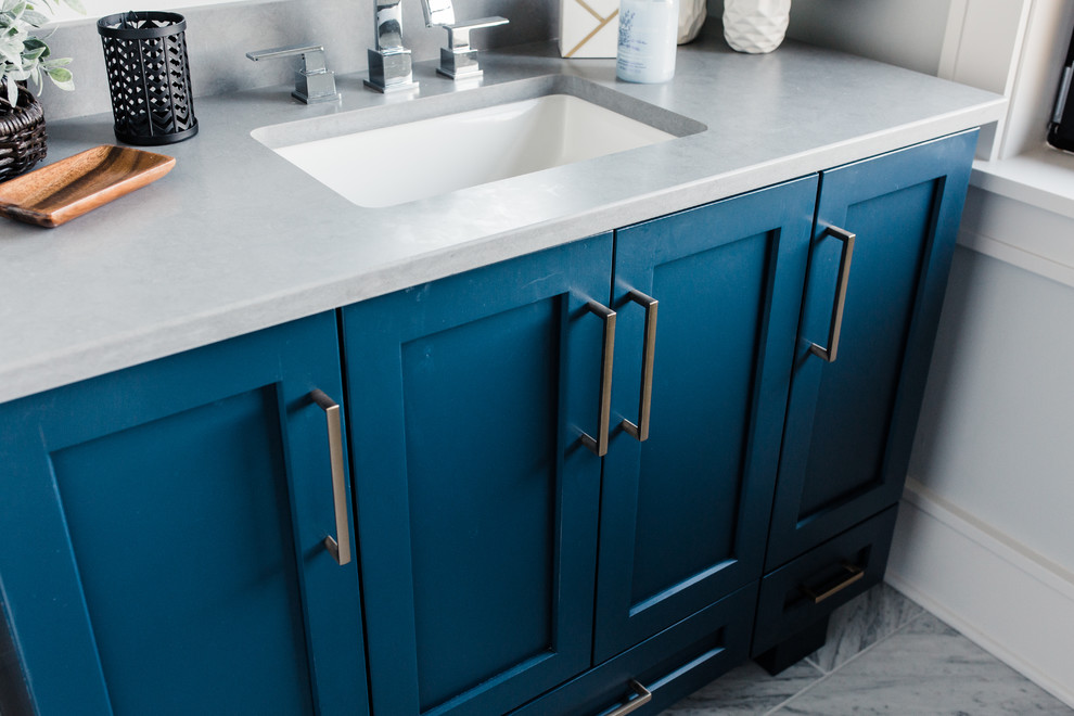 Esempio di una stanza da bagno contemporanea con ante in stile shaker e ante blu