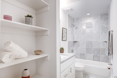 Foto på ett mellanstort vintage badrum för barn, med skåp i shakerstil, vita skåp, ett platsbyggt badkar, en dusch/badkar-kombination, grå kakel, keramikplattor, vita väggar, ett undermonterad handfat, marmorbänkskiva och klinkergolv i keramik