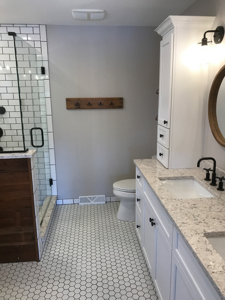 Idéer för ett klassiskt en-suite badrum, med skåp i shakerstil, ett fristående badkar, cementgolv, ett undermonterad handfat, bänkskiva i kvarts och beiget golv