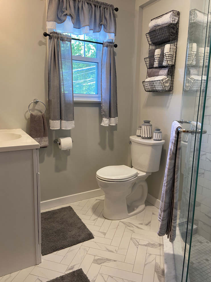 Idée de décoration pour une salle de bain tradition avec des portes de placard blanches, une douche d'angle, un plan de toilette blanc et meuble simple vasque.