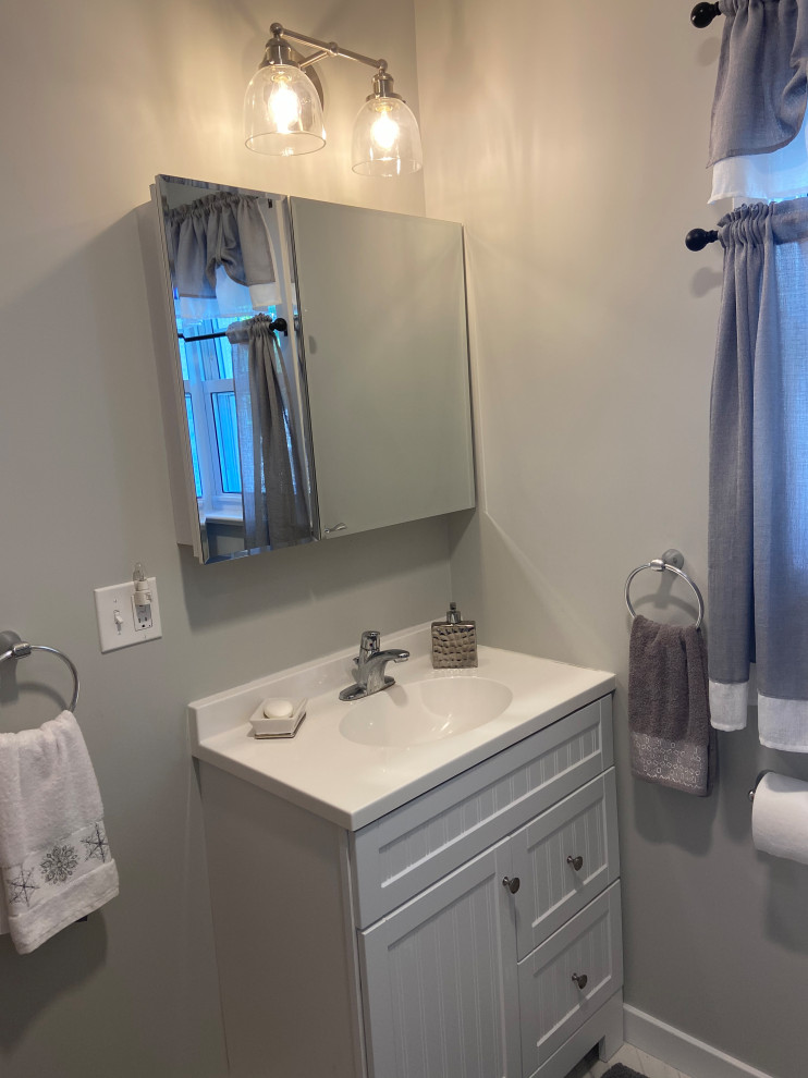 Foto de cuarto de baño único tradicional con puertas de armario blancas, ducha esquinera y encimeras blancas