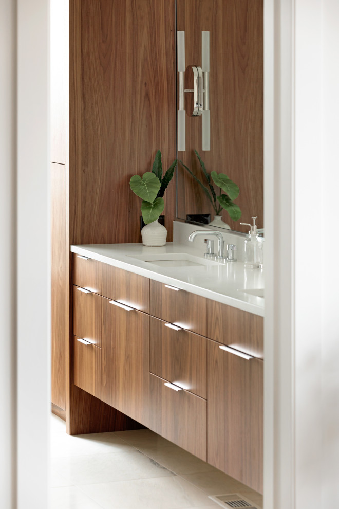 Inredning av ett modernt vit vitt en-suite badrum, med bruna skåp, ett fristående badkar, marmorgolv, ett undermonterad handfat, marmorbänkskiva, vitt golv och dusch med gångjärnsdörr