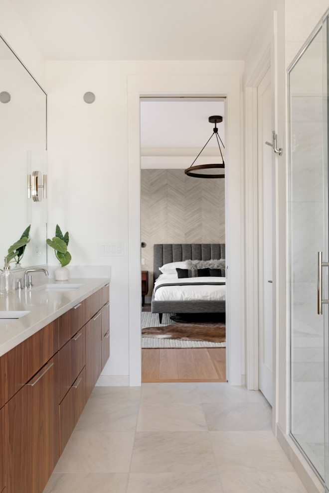 Inspiration för ett funkis vit vitt en-suite badrum, med bruna skåp, ett fristående badkar, marmorgolv, ett undermonterad handfat, marmorbänkskiva, vitt golv och dusch med gångjärnsdörr