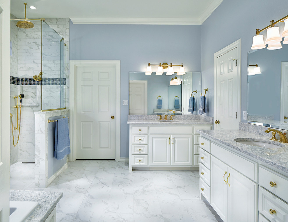 На фото: большая главная ванная комната в классическом стиле с фасадами с выступающей филенкой, белыми фасадами, накладной ванной, угловым душем, унитазом-моноблоком, синей плиткой, керамогранитной плиткой, синими стенами, полом из керамогранита, врезной раковиной, столешницей из искусственного кварца, белым полом, открытым душем, серой столешницей, тумбой под две раковины и напольной тумбой